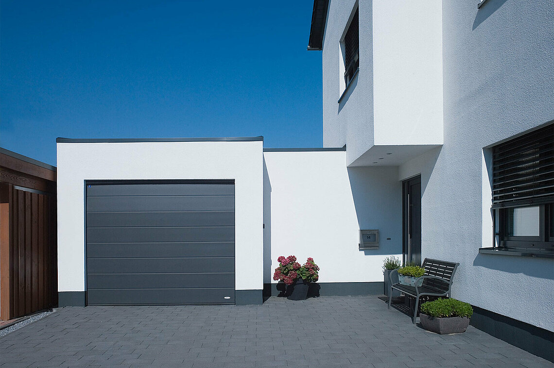 Garagen-Sektionaltor in satin grey